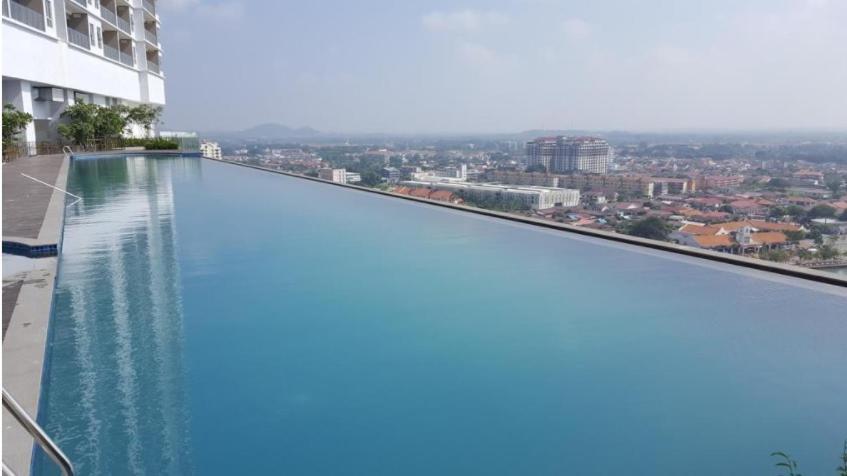 Silverscape Seaview Residences Melaka Esterno foto